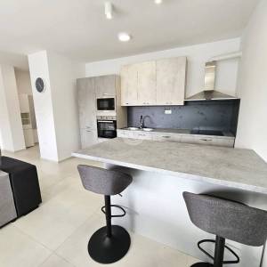 PRVI RED DO MORA – Luksuzni penthouse 240 m² + krovna terasa 98 m² | Srima – Vodice