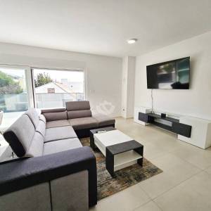 PRVI RED DO MORA – Luksuzni penthouse 240 m² + krovna terasa 98 m² | Srima – Vodice