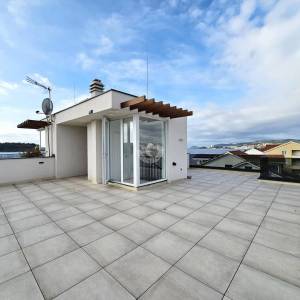 PRVI RED DO MORA – Luksuzni penthouse 240 m² + krovna terasa 98 m² | Srima – Vodice