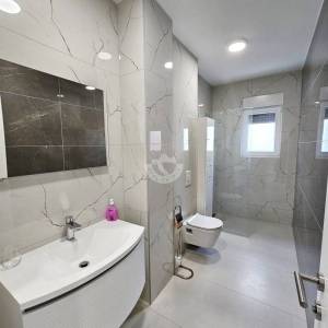 PRVI RED DO MORA – Luksuzni penthouse 240 m² + krovna terasa 98 m² | Srima – Vodice