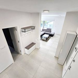 PRVI RED DO MORA – Luksuzni penthouse 240 m² + krovna terasa 98 m² | Srima – Vodice