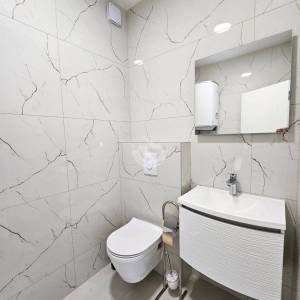 PRVI RED DO MORA – Luksuzni penthouse 240 m² + krovna terasa 98 m² | Srima – Vodice