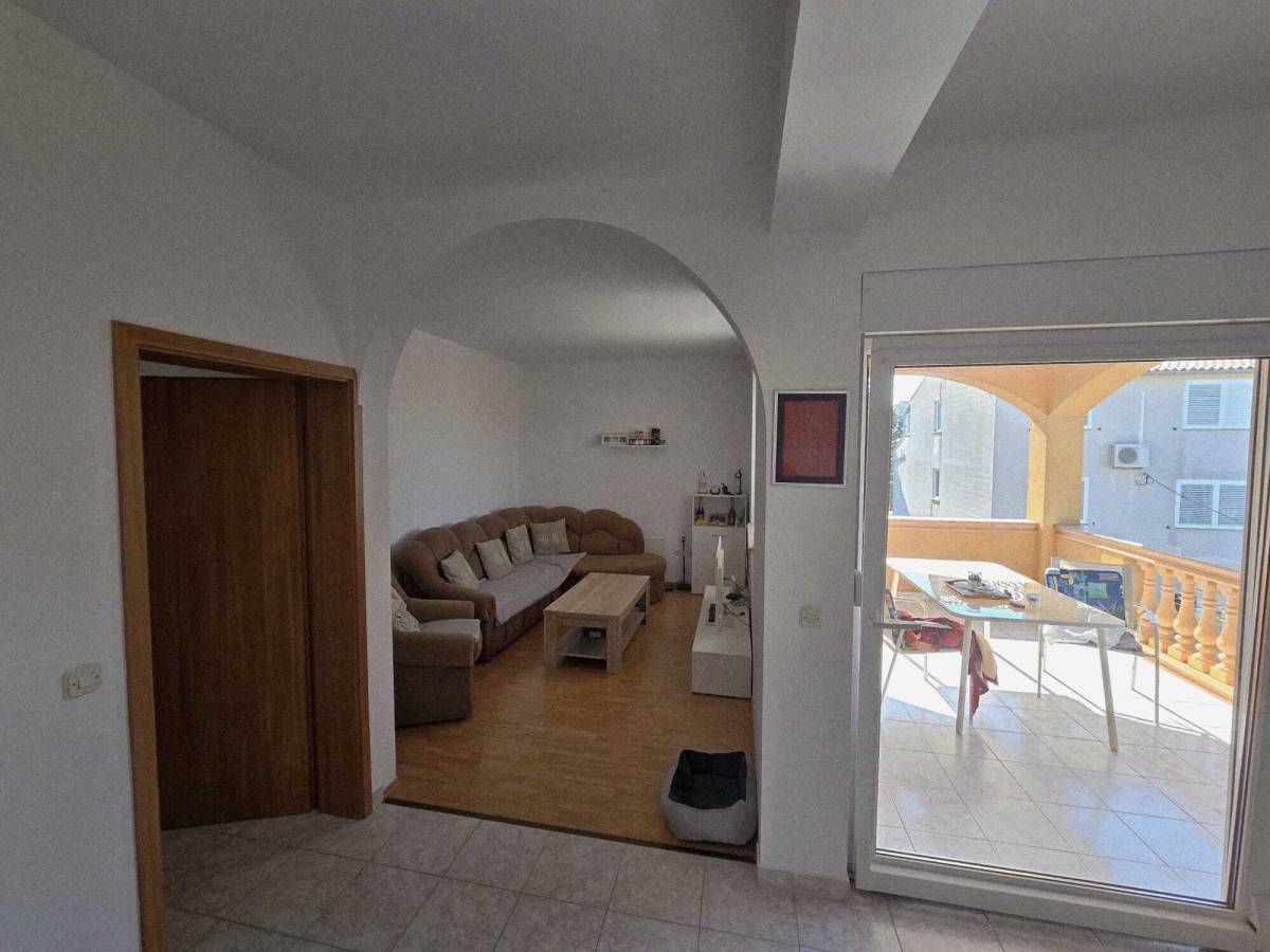 Pula - Monvidal, 4-sobni stan 128m2, terasa, 2. kat, otvoreni pogled