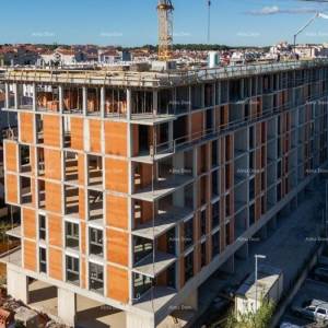 Pula,  Višestambena, moderna zgrada s liftom, blizu centra. Započeta gradnja u neposrednoj blizini , trgovačkog centra City Mal...