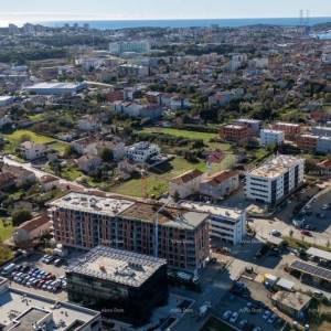 Pula,  Višestambena, moderna zgrada s liftom, blizu centra. Započeta gradnja u neposrednoj blizini , trgovačkog centra City Mal...