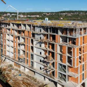 Pula,  Višestambena, moderna zgrada s liftom, blizu centra. Započeta gradnja u neposrednoj blizini , trgovačkog centra City Mal...