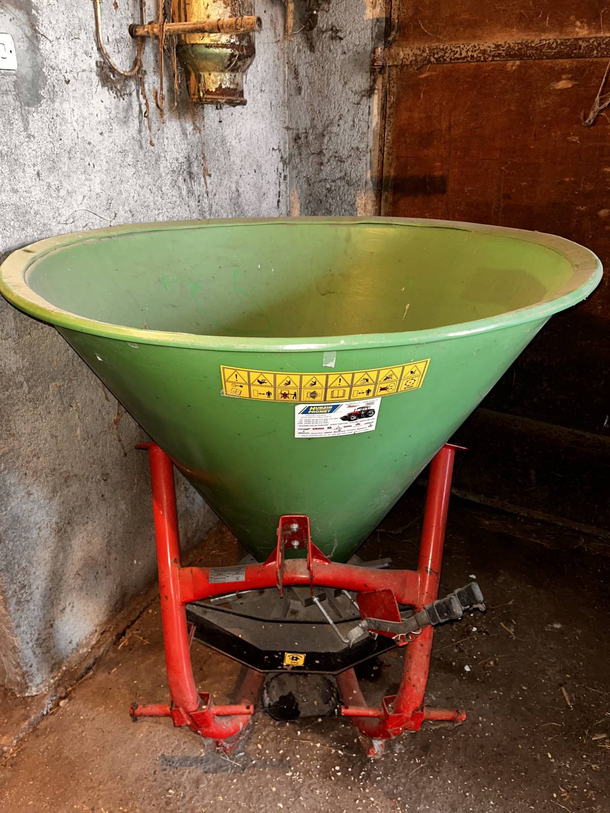 Prodajem dva rastepača umjetnog gnojiva i posipač za kukuruz