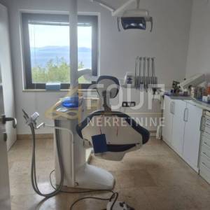 Rijeka, Kantrida, dvoetažni poslovni prostor, 98m2