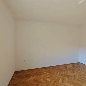 RIJEKA, SUŠAČKA DRAGA - Prostrani stan u prizemlju s dva parkirna mjesta