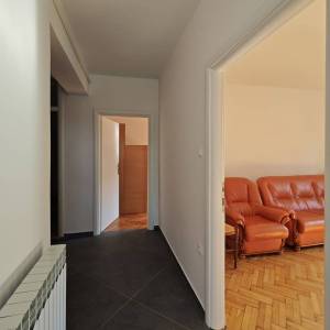 RIJEKA, SUŠAČKA DRAGA - Prostrani stan u prizemlju s dva parkirna mjesta