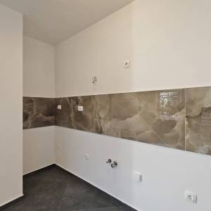 RIJEKA, SUŠAČKA DRAGA - Prostrani stan u prizemlju s dva parkirna mjesta