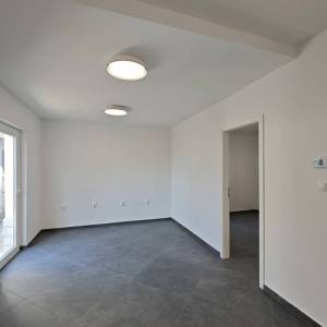 RIJEKA, SUŠAČKA DRAGA - Prostrani stan u prizemlju s dva parkirna mjesta