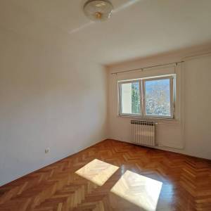 RIJEKA, SUŠAČKA DRAGA - Prostrani stan u prizemlju s dva parkirna mjesta