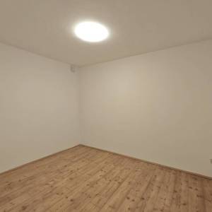 RIJEKA, SUŠAČKA DRAGA - Prostrani stan u prizemlju s dva parkirna mjesta