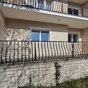 RIJEKA, SUŠAČKA DRAGA - Prostrani stan u prizemlju s dva parkirna mjesta