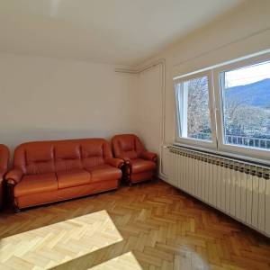 RIJEKA, SUŠAČKA DRAGA - Prostrani stan u prizemlju s dva parkirna mjesta