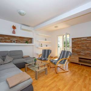 Rogoznica, samostojeća  kuća s apartmanima, prodaja