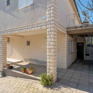 Rogoznica, samostojeća  kuća s apartmanima, prodaja