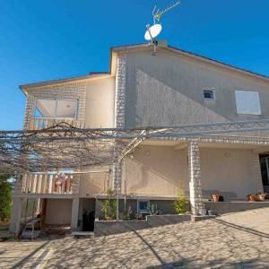 Rogoznica, samostojeća  kuća s apartmanima, prodaja