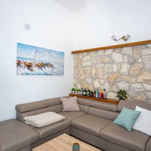 Rogoznica, samostojeća  kuća s apartmanima, prodaja