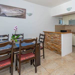 Rogoznica, samostojeća  kuća s apartmanima, prodaja