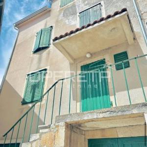 Rogoznica - tradicionalna kuća u blizini rive