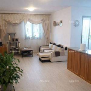 Rovinj – nekretnina s dva stana  s pogledom na more i parkirnim mjestom