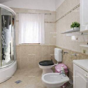 Rovinj – nekretnina s dva stana  s pogledom na more i parkirnim mjestom