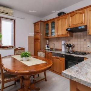 Rovinj – nekretnina s dva stana  s pogledom na more i parkirnim mjestom