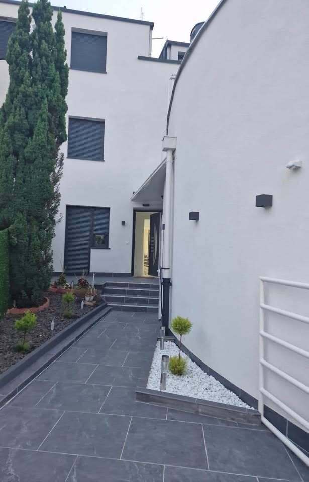 Samobor - Perivoj, 6-sobna kuća 195m2, garaža, PM, terase, uređeno!