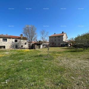 Šarmantna kamena kuća na prostranom terenu u blizini Poreča.