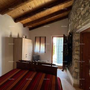 Šarmantna kamena kuća na prostranom terenu u blizini Poreča.