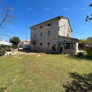 Šarmantna kamena kuća na prostranom terenu u blizini Poreča.