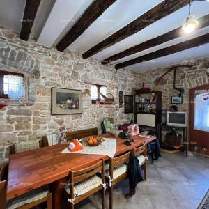 Šarmantna kamena kuća na prostranom terenu u blizini Poreča.