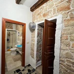 Šarmantna kamena kuća na prostranom terenu u blizini Poreča.