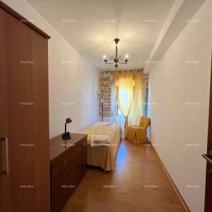 Šarmantna kamena kuća na prostranom terenu u blizini Poreča.