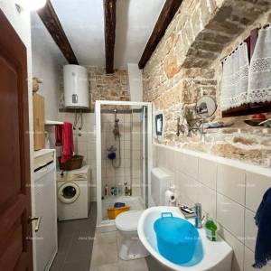 Šarmantna kamena kuća na prostranom terenu u blizini Poreča.