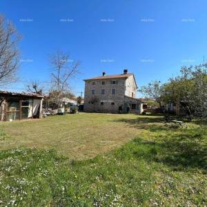 Šarmantna kamena kuća na prostranom terenu u blizini Poreča.