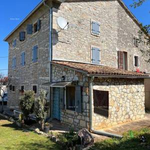 Šarmantna kamena kuća na prostranom terenu u blizini Poreča.