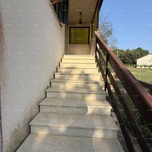 Šarmantna obiteljska kuća s velikom okućnicom i dodatnim građevinskim zemljištem u blizini Barbana