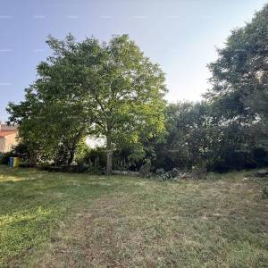 Šarmantna obiteljska kuća s velikom okućnicom i dodatnim građevinskim zemljištem u blizini Barbana