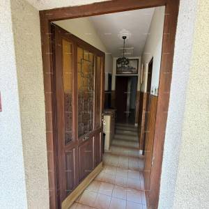 Šarmantna obiteljska kuća s velikom okućnicom i dodatnim građevinskim zemljištem u blizini Barbana