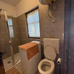 Šarmantna obiteljska kuća s velikom okućnicom i dodatnim građevinskim zemljištem u blizini Barbana