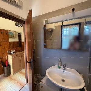 Šarmantna obiteljska kuća s velikom okućnicom i dodatnim građevinskim zemljištem u blizini Barbana