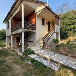 Šarmantna obiteljska kuća s velikom okućnicom i dodatnim građevinskim zemljištem u blizini Barbana