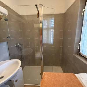 Šarmantna obiteljska kuća s velikom okućnicom i dodatnim građevinskim zemljištem u blizini Barbana