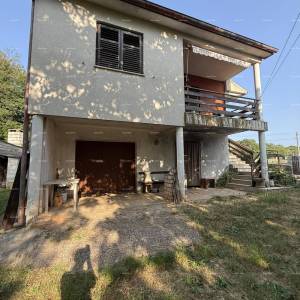 Šarmantna obiteljska kuća s velikom okućnicom i dodatnim građevinskim zemljištem u blizini Barbana