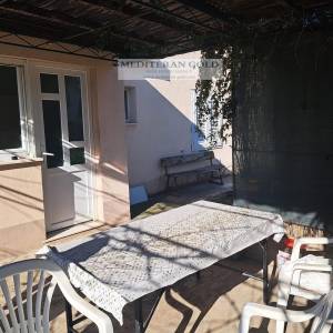 Seget Donji, dvoetažni stan sa velikom okućnico, blizina svih sadržaja