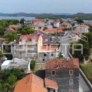 Šibenik, Mandalina - kuća  (61m2) s pogledom na marinu