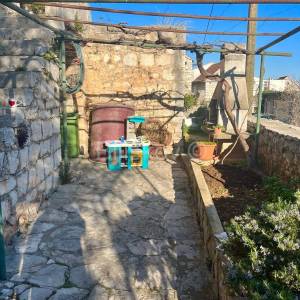 Šolta, Donje Selo, prodaja kamena kuća u nizu